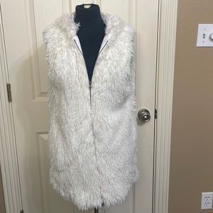 Forever 21 sleeveless white hooded zip up jacket!